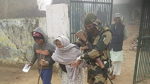 आगरा में सर्द मौसम के बावजूद मतदाताओं में उत्साह, घने कोहरे के बीच वोट डालने के लिए अपने घरों से निकले