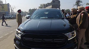 पंजाब चुनावः सोनू सूद को मतदान केंद्रों पर जाने से रोका गया, गाड़ी जब्त, मोगा से बहन हैं कांग्रेस उम्मीदवार