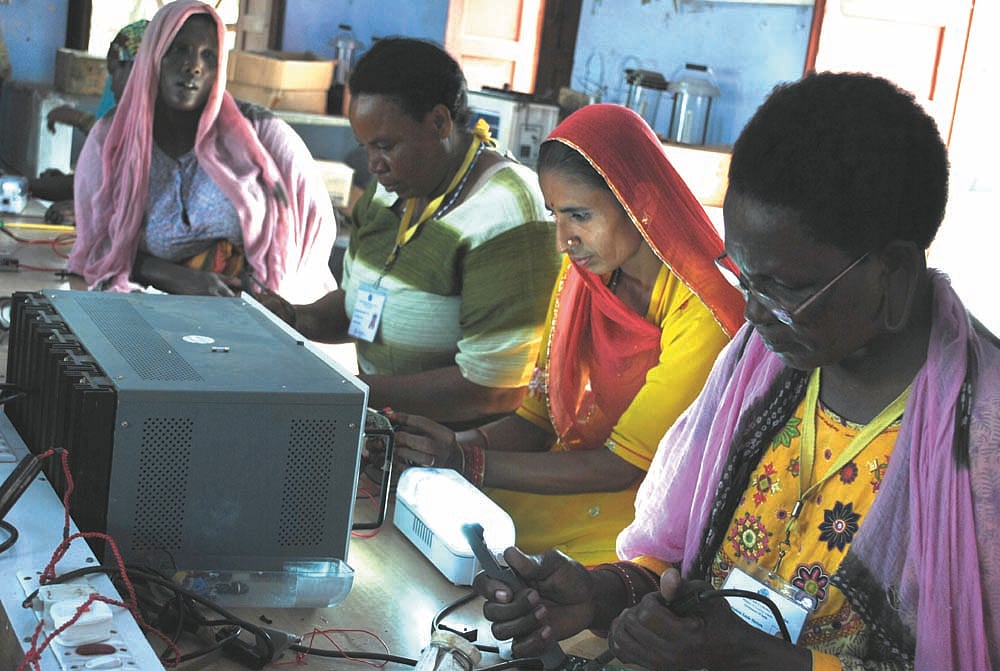 बेयरफुट कॉलेज - एक ऐसा खुला कैंपस जो बीते 50 साल से रचनात्मकता के साथ आत्मनिर्भर बना रहा है गांव वालों को