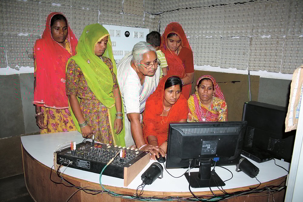 बेयरफुट कॉलेज - एक ऐसा खुला कैंपस जो बीते 50 साल से रचनात्मकता के साथ आत्मनिर्भर बना रहा है गांव वालों को