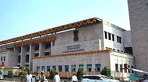 आंध्र हाईकोर्ट ने 8 IAS अधिकारियों को दो हफ्ते जेल की सजा सुनाई, माफी मांगने पर आदेश में किया संशोधन