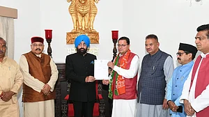 उत्तराखंड में पार्टी की जीत के बाद CM धामी ने दिया इस्तीफा, देहरादून में लगा विधायकों का जमावड़ा