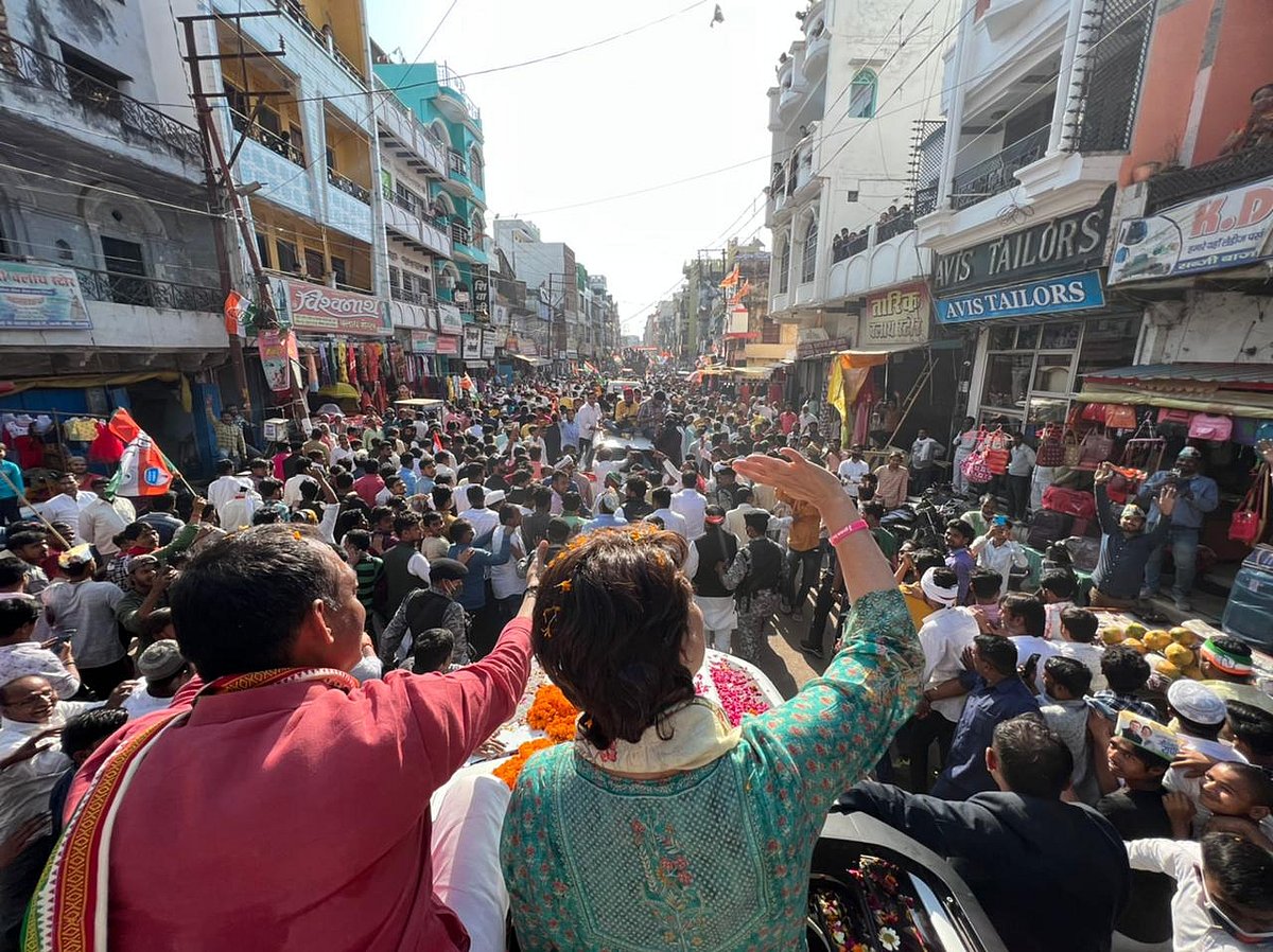यूपी चुनाव: जौनपुर में प्रियंका पर छतों से बरसाए गए फूल, लोग बोले- इतनी भीड़ किसी के रोड शो में नहीं देखी