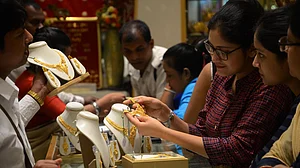 रूस-यूक्रेन युद्ध के बीच सोने-चांदी के दाम में जबरदस्त उछाल, सातवें आसमान पर पहुंची कीमतें, जानें नए रेट्स