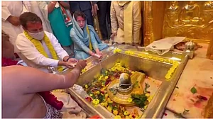 वीडियो: वाराणसी पहुंचे राहुल और प्रियंका गांधी ने काशी विश्वनाथ मंदिर में की पूजा