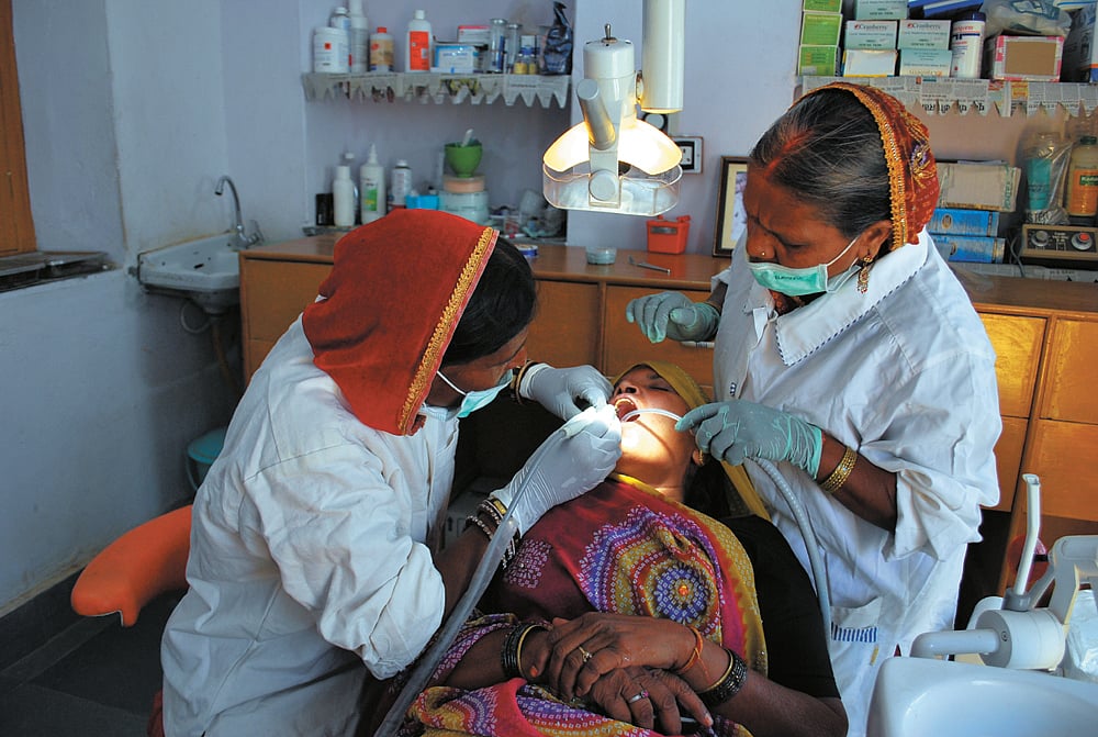 बेयरफुट कॉलेज - एक ऐसा खुला कैंपस जो बीते 50 साल से रचनात्मकता के साथ आत्मनिर्भर बना रहा है गांव वालों को