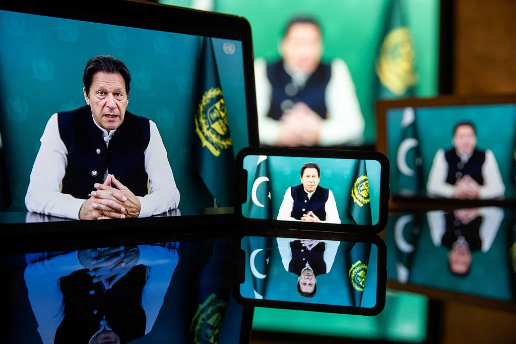 हार के कगार पर पाकिस्तान के प्रधानमंत्री इमरान खान, सेना के साथ अपने ही सांसदों की बगावत से भी हैं परेशान