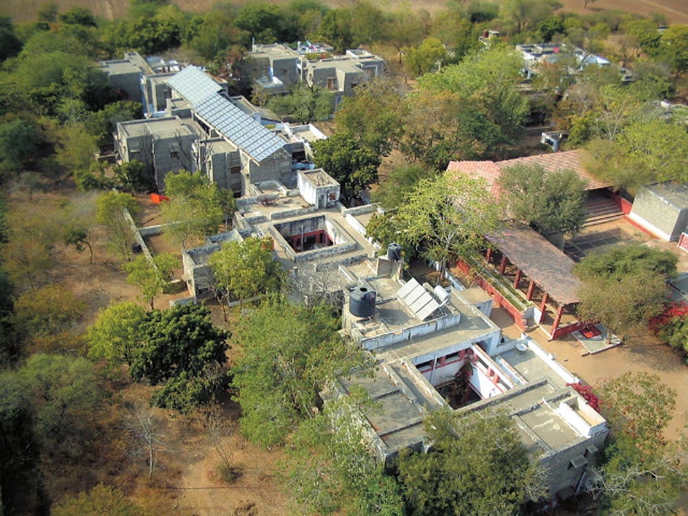 बेयरफुट कॉलेज - एक ऐसा खुला कैंपस जो बीते 50 साल से रचनात्मकता के साथ आत्मनिर्भर बना रहा है गांव वालों को