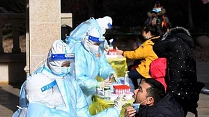 चीन में फिर कोहराम मचा रहा कोरोना, कई बहुराष्ट्रीय कंपनियों के ऑफिस पर लगे ताले!