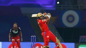 IPL 2022: सिर्फ 8 गेंदों में 25 रन ठोक कर स्मिथ ने आरसीबी से छीन जीत, पंजाब ने बेंग्लोर को 5 विकेट से हराया