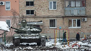 यूक्रेन-रूस युद्ध: लड़ाई लंबी चली तो अमेरिकी 'हाईब्रिड वॉर' के चक्रव्यूह में फंस जाएगा पुतिन का रूस