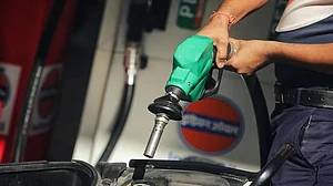जनता पर तेल की कीमतों की मार जारी, देश में आज फिर बढ़े पेट्रोल-डीजल के दाम