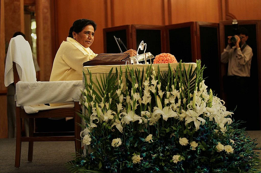 यूपी में अपने फायदे के लिए दलित समुदाय की अस्मिता को संघ की चौखट पर नीलाम कर गई बहनजी! 