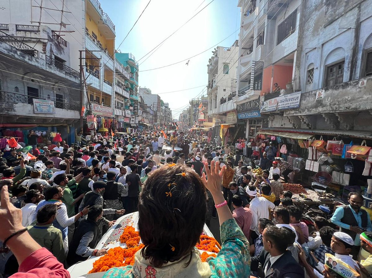 यूपी चुनाव: जौनपुर में प्रियंका पर छतों से बरसाए गए फूल, लोग बोले- इतनी भीड़ किसी के रोड शो में नहीं देखी