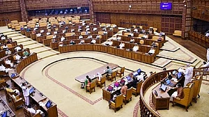 अर्थजगत की खबरें: केरल विधानसभा में LIC विनिवेश के खिलाफ प्रस्ताव पास, रूस में ऐप्पल एप स्टोर से 7 हजार ऐप्स गायब