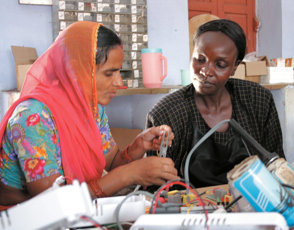 बेयरफुट कॉलेज - एक ऐसा खुला कैंपस जो बीते 50 साल से रचनात्मकता के साथ आत्मनिर्भर बना रहा है गांव वालों को