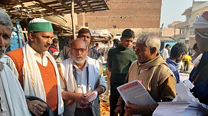 यूपी चुनाव: वाराणसी में किसान मोर्चा का अभियान- किसान विरोधी बीजेपी को सजा दें, घर-घर जाकर बांट रहे पर्चे