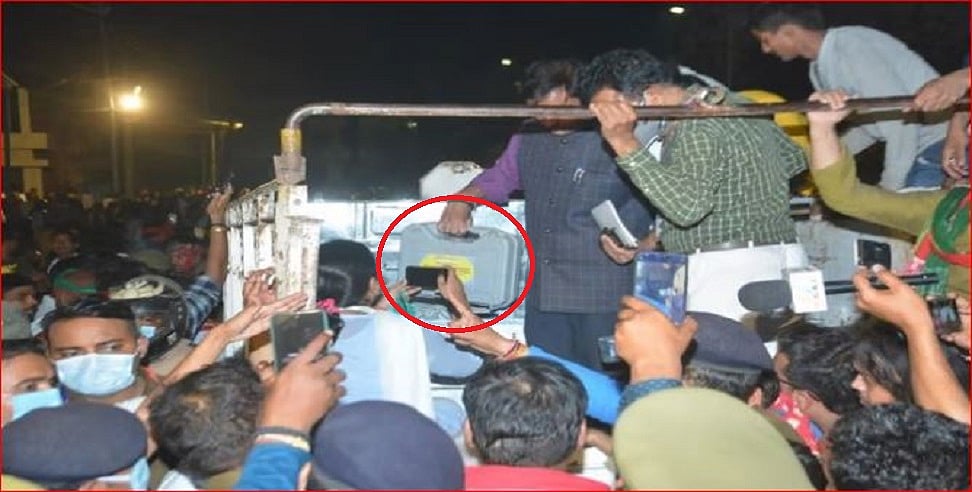UP Election 2022: वाराणसी में मतदान के बाद गाड़ी से बरामद EVM पर चुनाव आयोग का आया बयान, जानें क्या कहा?