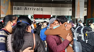 यूक्रेन से वापस लौटे छात्रों ने सुनाई रोंगटे खड़े कर देने वाली दास्तां, 'बम फट रहे थे और दूतावास से कोई मदद नहीं मिली...'