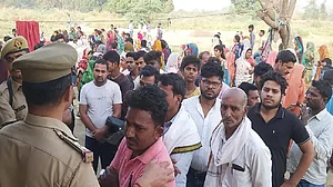 प्रयागराज में सामूहिक हत्या से हड़कंप! एक ही परिवार के 5 लोगों की गला रेतकर हत्या, शवों को जलाने के लिए घर में लगाई आग