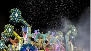 ब्राजील में दो साल बाद हुआ कार्निवल का आयोजन, लाखों दर्शकों ने पारंपरिक उत्सव का आनंद लिया