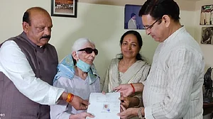 देहरादून की बुजुर्ग महिला ने सारी संपत्ति राहुल गांधी के नाम की, देश के लिए गांधी परिवार की कुर्बानी को बताया वजह