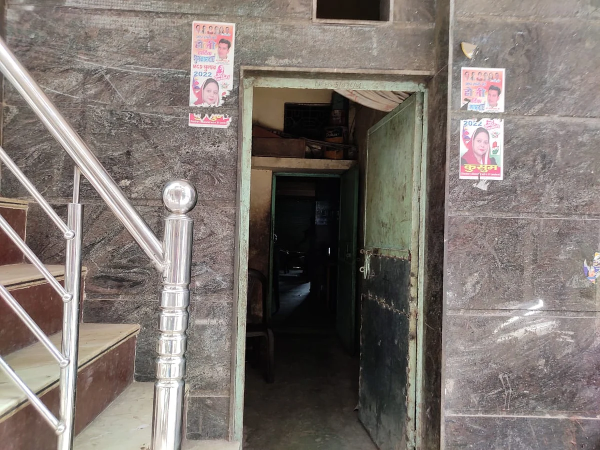 कई घरों पर लगे हैं कांग्रेस के पोस्टर (फोटो-विश्वदीपक)