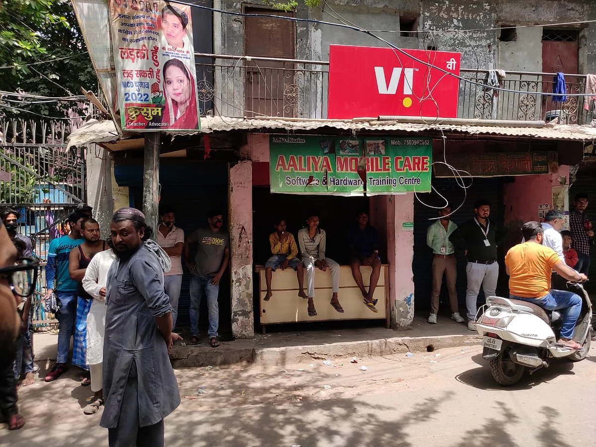 रियाज की मोबाइल शॉप, दुकान पर ही लगा है कांग्रेस का पोस्टर 'लड़की हूं लड़ सकती हूं' (फोटो-विश्वदीपक)