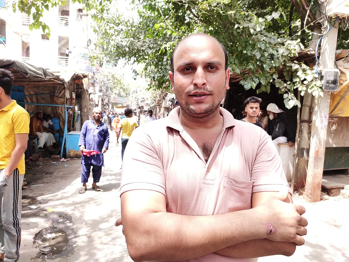 जहांगीरपुरी में रहने वाला इरशाद, जिसका रूम पार्टनर हिंदू है (फोटो-विश्वदीपक)