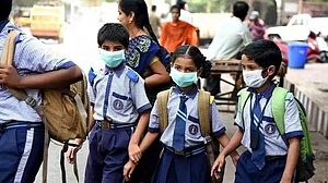 नोएडा में बढ़ी कोरोना की रफ्तार! 24 घंटे में 33 बच्चे हुए संक्रमित, कुल 107 नए केस मिलने से हड़कंप