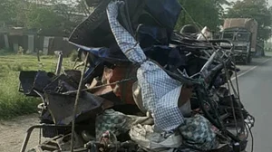 पश्चिम बंगाल में सड़क हादसा, बर्दवान में वाहन से टकराया डंपर, 5 लोगों की दर्दनाक मौत