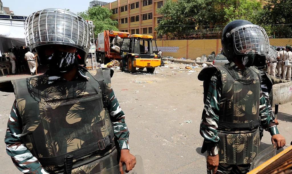 जहांगीरपुरी में 'बुलडोज़र ऐक्शन' ने एमसीडी और दिल्ली पुलिस पर खड़े कर दिए हैं कई सवाल