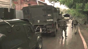 जम्मू-कश्मीर के बारामूला में सुरक्षा बलों से मुठभेड़ में एक आतंकी ढेर, तीन जवान घायल, एक नागरिक भी जख्मी