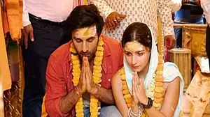 Alia Bhatt-Ranbir Kapoor Wedding: आज एक दूजे के हो जाएंगे रणबीर-आलिया, लेंगे 7 फेरे, 'वास्तु' पहुंचे फैमिली मेंबर