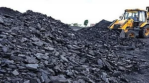 खत्म नहीं हुआ है दिल्ली का बिजली संकट, बिजली संयंत्रों के पास 3 से 5 दिन का कोयला शेष