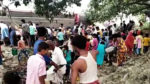 बिहार में बीच सड़क पर पेट्रोल की लूट! सड़क हादसे के बाद दुर्घटनाग्रस्त टैंकर से तेल लूट ले गए लोग