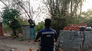 नेशनल चैंपियन तीरंदाज के पास प्रैक्टिस के लिए धनुष नहीं, घूम-घूमकर बेच रहा है मुर्गियां, खिलाड़ी का छलका दर्द