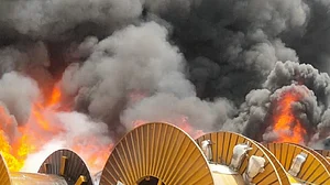 UP के काकोरी में बिजली विभाग के केबल तारों में लगी भीषण आग, फायर ब्रिगेड की गाड़ियां मौके पर, मची अफरा तफरी