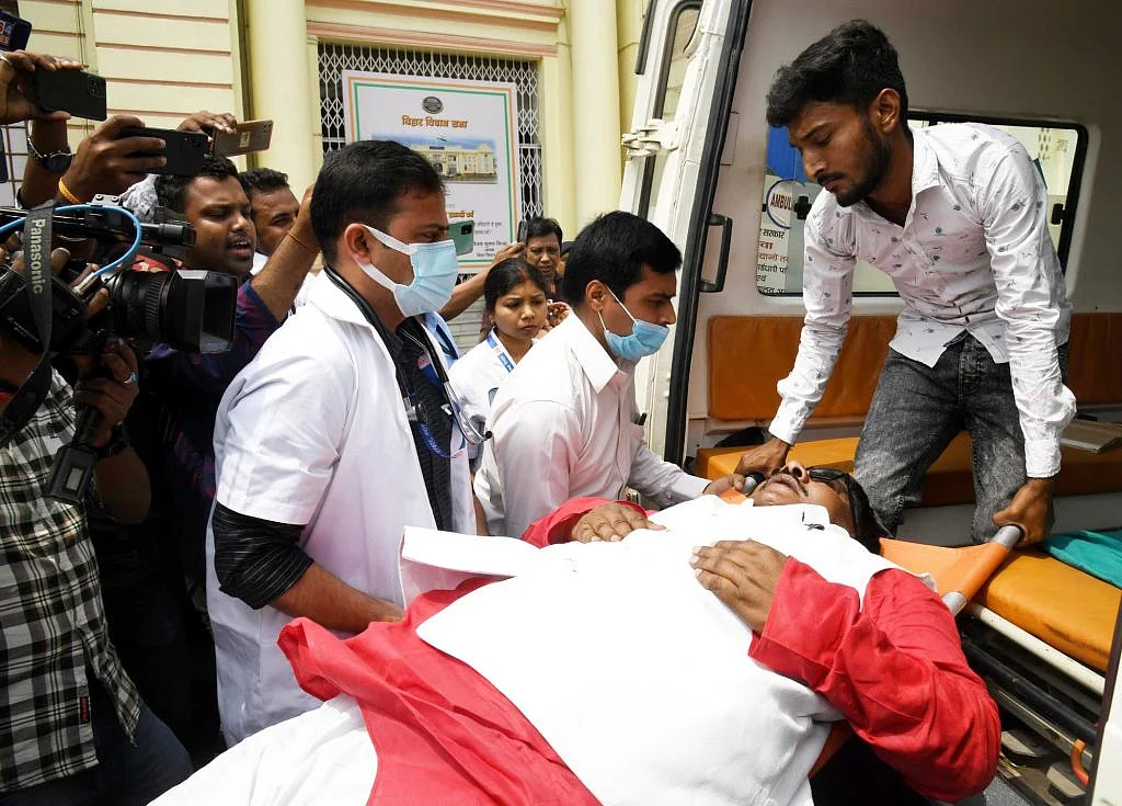 बिहार में जन स्वास्थ्य सेवा की हालत: सरकार का दिलासा 'वर्ल्ड क्लास' अस्पताल बन रहा है, तब तक दम धरो या मरो...