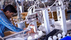 अर्थजगत की खबरें: साल 2021-2022 की चौथी तिमाही में GDP 4.1 फीसदी रही, तीन दिन की तेजी के बाद लुढ़का शेयर बाजार