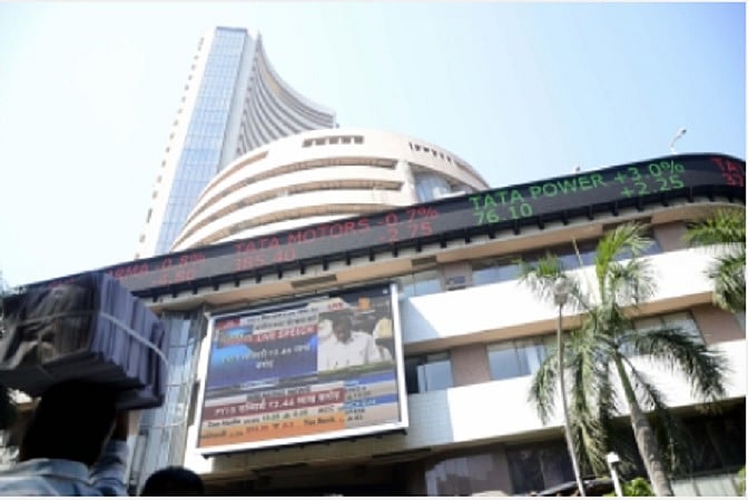 अर्थजगत की खबरें: साल 2021-2022 की चौथी तिमाही में GDP 4.1 फीसदी रही, तीन दिन की तेजी के बाद लुढ़का शेयर बाजार