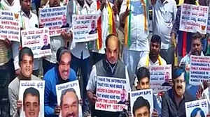 कर्नाटक युवा कांग्रेस ने किया विरोध प्रदर्शन, 'अमित शाह वापस जाओ' के लगाए नारे