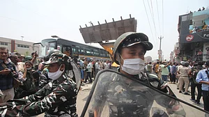 शाहीन बाग में 'बुलडोजर एक्शन'! विरोध कर रहे कांग्रेस कार्यकर्ताओं को हिरासत में लिया, MLA अमानतुल्लाह भी मौके पर मौजूद