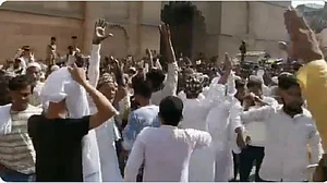 ज्ञानवापी मस्जिद में सर्वे टीम के पहुंचने पर हंगामा, दोनों पक्षों के लोग जुटे, जमकर हुई नारेबाजी