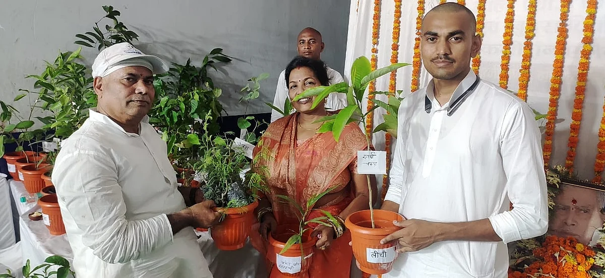 बिहार : पर्यावरण बचाने की अनोखी पहल, श्राद्ध कार्यक्रम में बांटे गए औषधीय पौधे