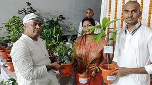 बिहार : पर्यावरण बचाने की अनोखी पहल, श्राद्ध कार्यक्रम में बांटे गए औषधीय पौधे
