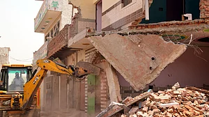 विष्णु नागर का व्यंग्य: देश में आजकल मोदी जी से ज्यादा बुलडोजर जी की चर्चा, जानते हैं क्यों?