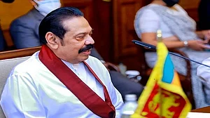 श्रीलंका में हालात सामान्य होने तक परिवार समेत नौसैनिक अड्डे पर रहेंगे महिंदा राजपक्षे, सेना देगी सुरक्षा