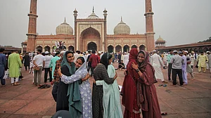 देश भर में ईद की धूम, राहुल गांधी और अन्य विपक्षी दलों के नेताओं ने दी शुभकामनाएं, जानें किसने क्या कहा?