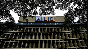 LIC के आईपीओ से सरकार को होगा 50,000 करोड़ का नुकसान, संदिग्ध प्रक्रिया और निवेशकों के दबाव में बेची जा रही कंपनी